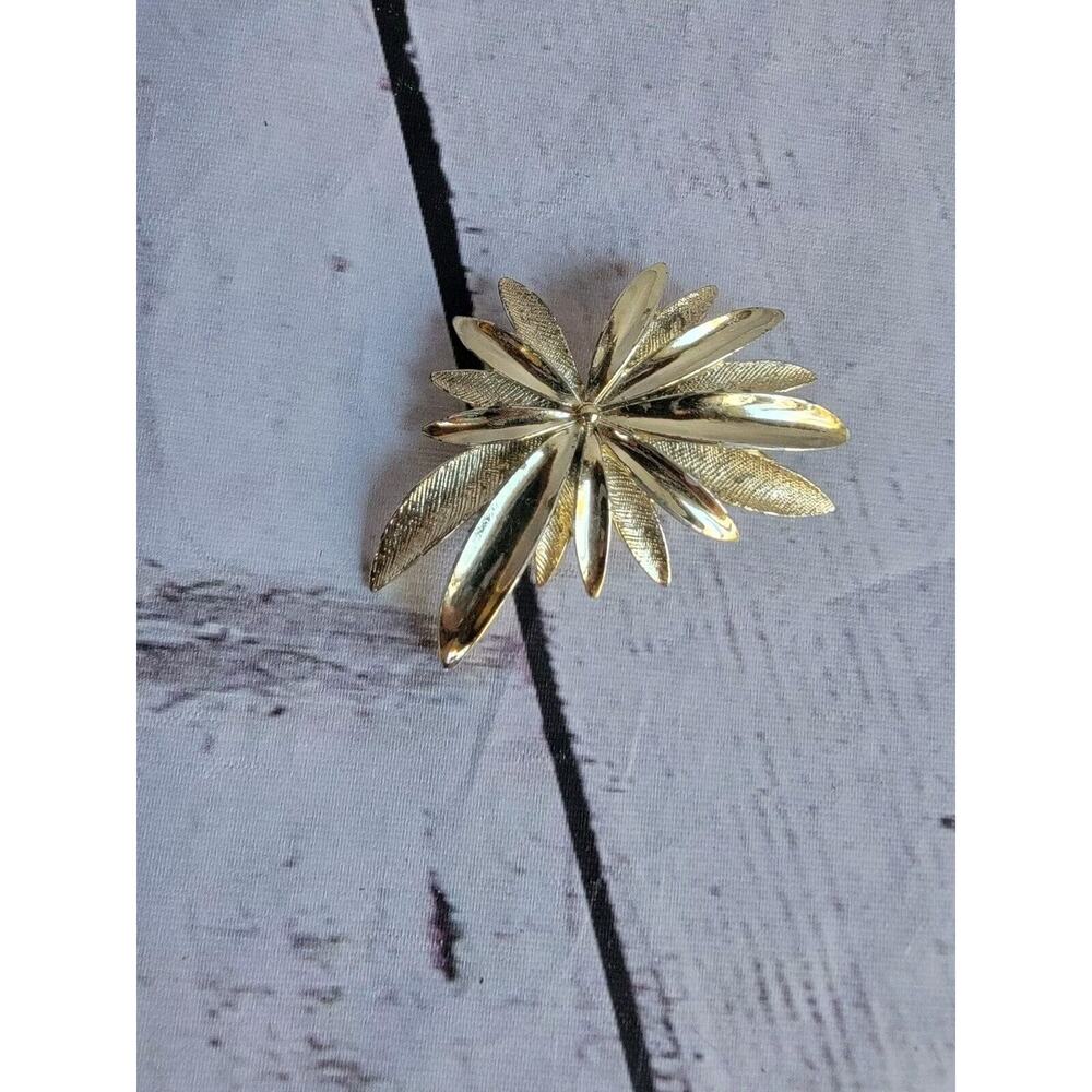 Sarah Coventry Smooth Textured Gold Tone Brooch Lapel Pin Brooch